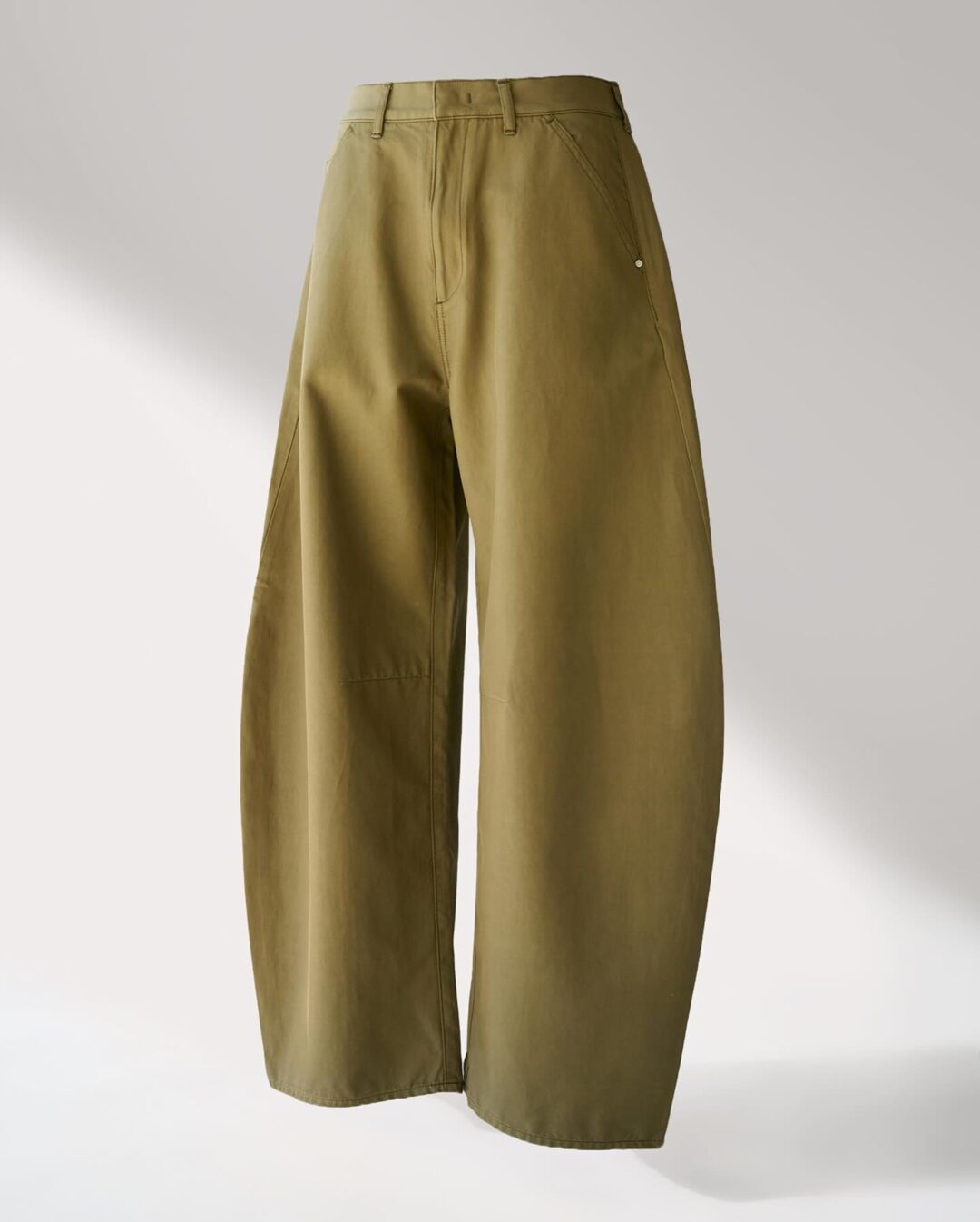 STUDIOUS ORIGINAL 2026 SS “Barrel Chino Pants”が発売 (ステュディオス オリジナル “バレル チノ パンツ”)