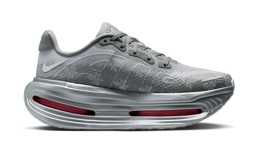 【2026年 5/2 発売】NIKE W VOMERO PREMIUM “Geyser Grey/Metallic Silver” (ナイキ ボメロ プレミアム “カイザーグレー/メタリックシルバー”) [IQ0028-001]