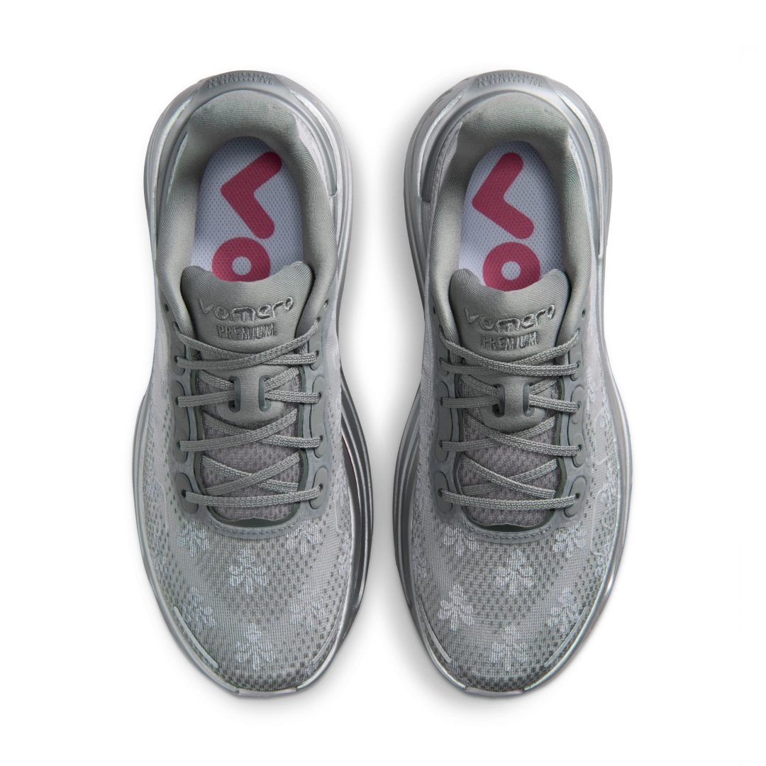 【2026年 5/2 発売】NIKE W VOMERO PREMIUM “Geyser Grey/Metallic Silver” (ナイキ ボメロ プレミアム “カイザーグレー/メタリックシルバー”) [IQ0028-001]