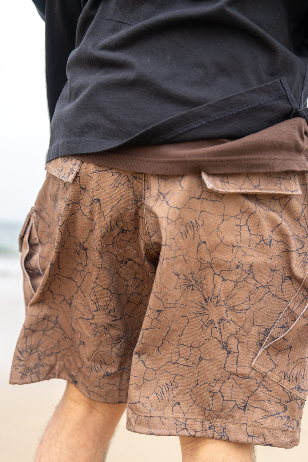 【抽選販売】独自の「クラックパターン」で描き出した S.W.U.N “Cracked Cargo Shorts” 2カラー (エスダブルユーエヌ “クラック カーゴ ショーツ”)
