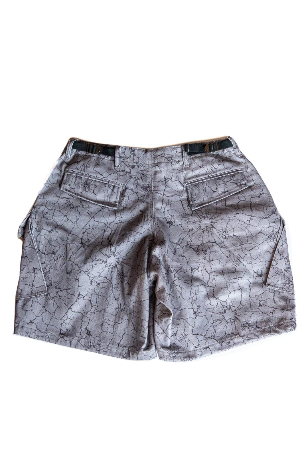 【抽選販売】独自の「クラックパターン」で描き出した S.W.U.N “Cracked Cargo Shorts” 2カラー (エスダブルユーエヌ “クラック カーゴ ショーツ”)