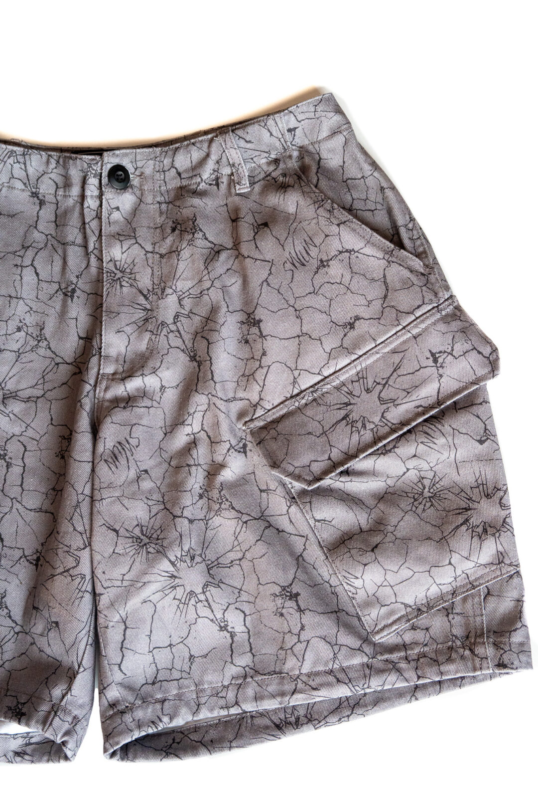【抽選販売】独自の「クラックパターン」で描き出した S.W.U.N “Cracked Cargo Shorts” 2カラー (エスダブルユーエヌ “クラック カーゴ ショーツ”)