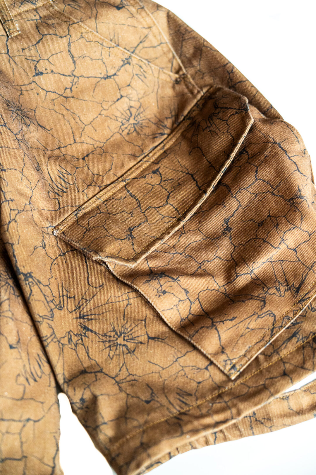 【抽選販売】独自の「クラックパターン」で描き出した S.W.U.N “Cracked Cargo Shorts” 2カラー (エスダブルユーエヌ “クラック カーゴ ショーツ”)