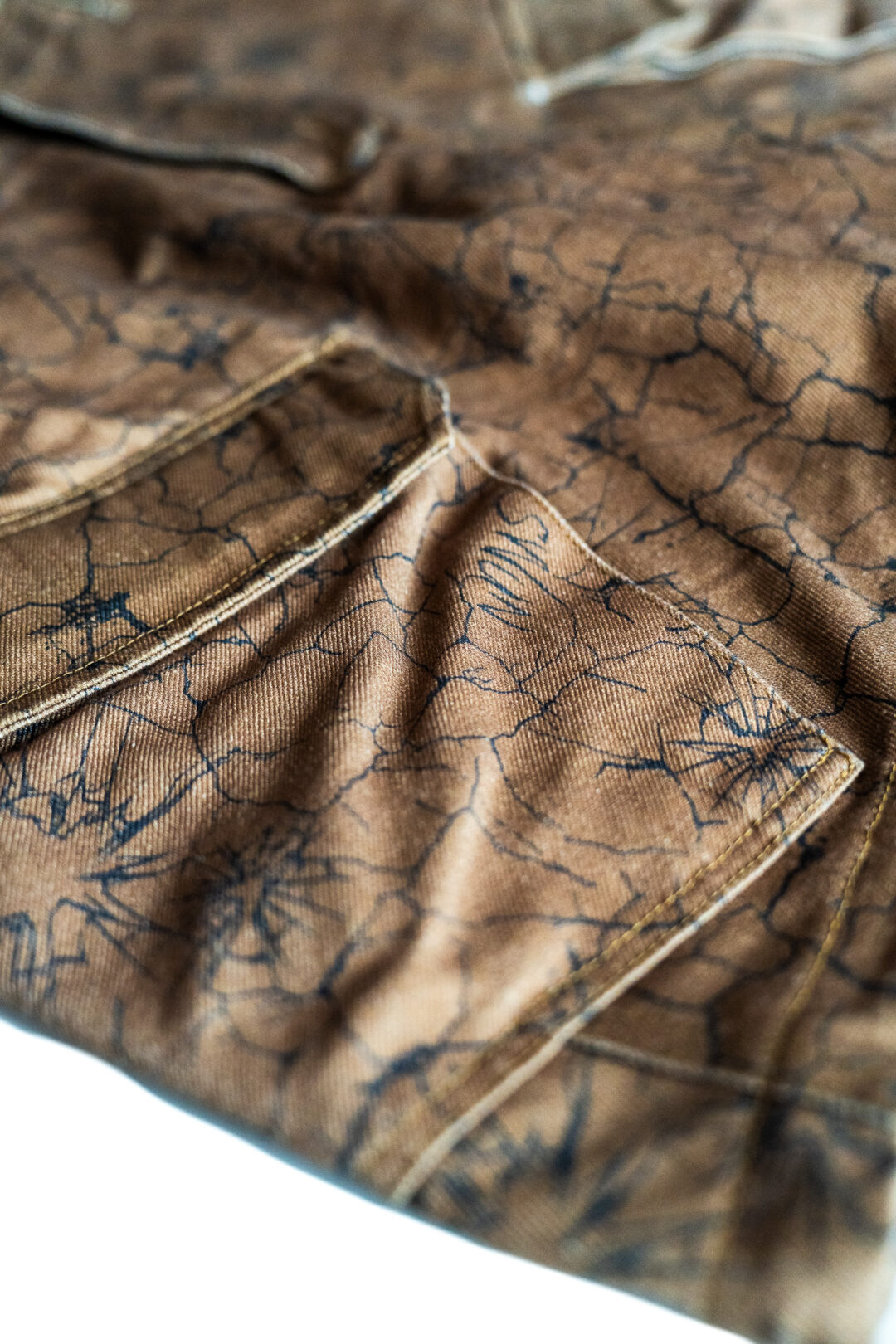 【抽選販売】独自の「クラックパターン」で描き出した S.W.U.N “Cracked Cargo Shorts” 2カラー (エスダブルユーエヌ “クラック カーゴ ショーツ”)