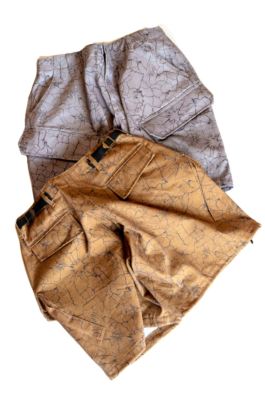 【抽選販売】独自の「クラックパターン」で描き出した S.W.U.N “Cracked Cargo Shorts” 2カラー (エスダブルユーエヌ “クラック カーゴ ショーツ”)