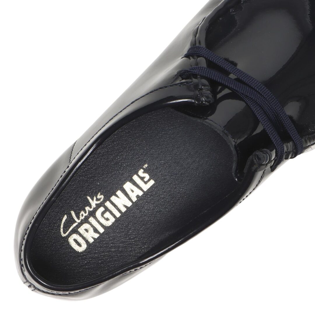 【2026年 4/26 発売】Clarks Originals WALLABEE 2604 “Patent/Silver/Navy” (クラークス ワラビー パテント)
