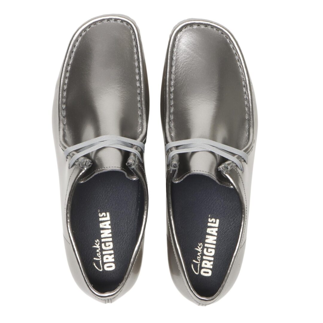 【2026年 4/26 発売】Clarks Originals WALLABEE 2604 “Patent/Silver/Navy” (クラークス ワラビー パテント)