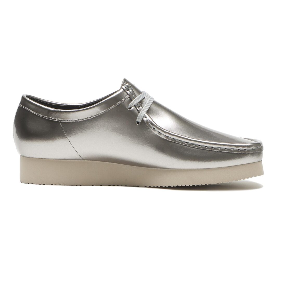 【2026年 4/26 発売】Clarks Originals WALLABEE 2604 “Patent/Silver/Navy” (クラークス ワラビー パテント)