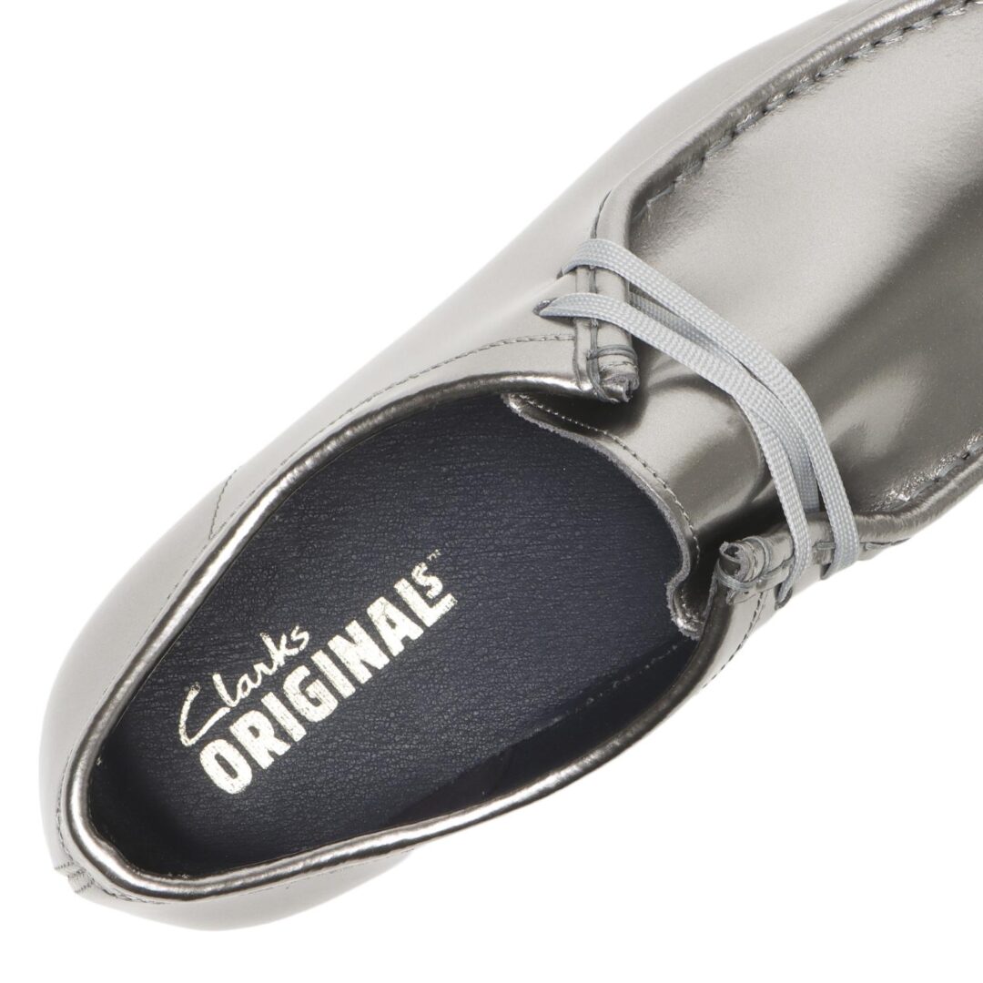 【2026年 4/26 発売】Clarks Originals WALLABEE 2604 “Patent/Silver/Navy” (クラークス ワラビー パテント)