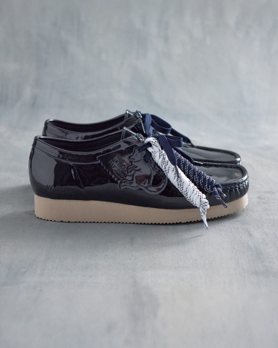 【2026年 4/26 発売】Clarks Originals WALLABEE 2604 “Patent/Silver/Navy” (クラークス ワラビー パテント)