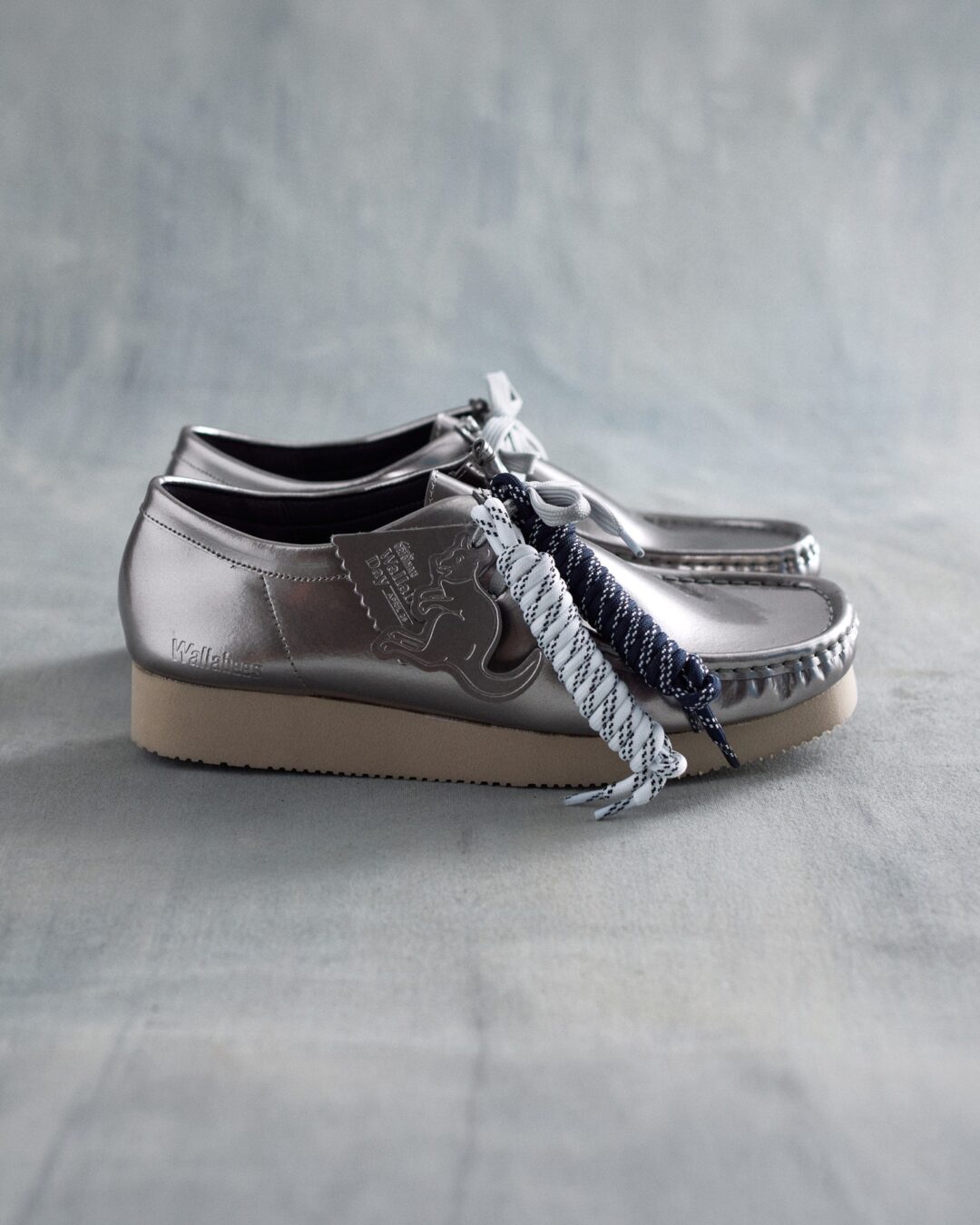 【2026年 4/26 発売】Clarks Originals WALLABEE 2604 “Patent/Silver/Navy” (クラークス ワラビー パテント)