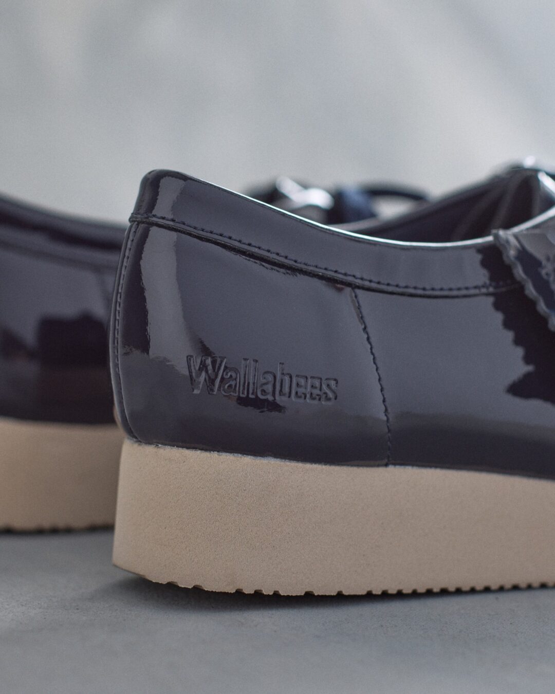 【2026年 4/26 発売】Clarks Originals WALLABEE 2604 “Patent/Silver/Navy” (クラークス ワラビー パテント)