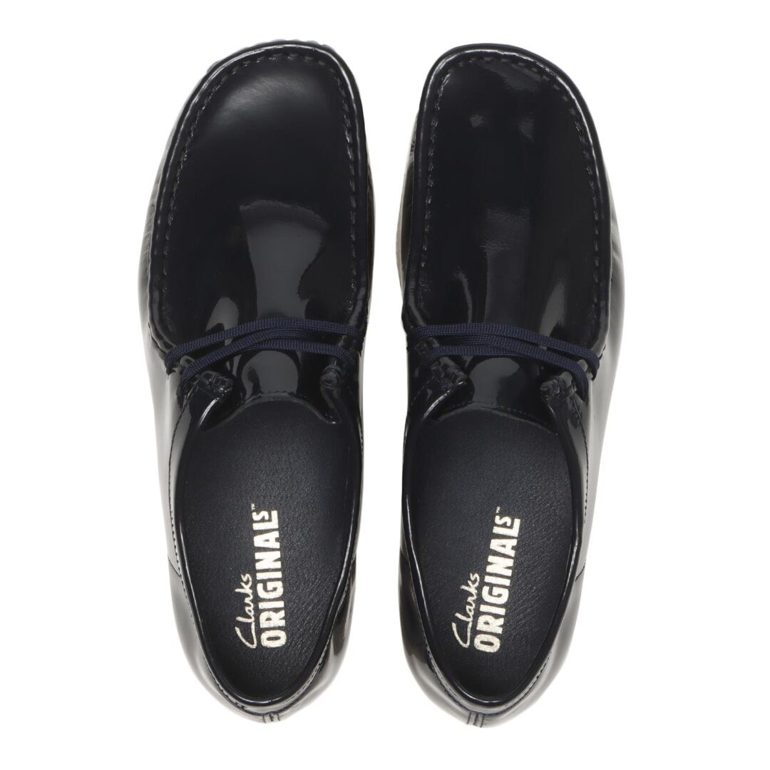 【2026年 4/26 発売】Clarks Originals WALLABEE 2604 “Patent/Silver/Navy” (クラークス ワラビー パテント)