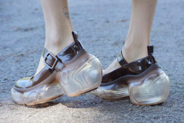 groundsから、高さ9.5cmのヒール内部が空洞の“風船“のような新作「LOOPIE」が2026年 4/25 発売 (グラウンズ ルーピー)