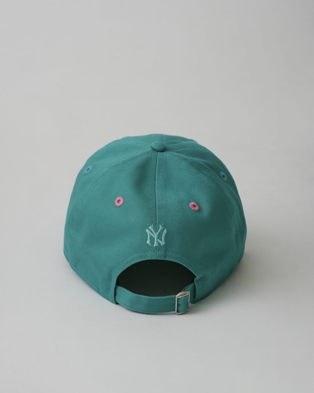 ロゴを反時計回りに25度傾けた New Era for JOURNAL STANDARD & THE STAND FOOL SO GOOD “9TWENTY 25DEG” 2026 SS コラボが4月中旬 発売 (ニューエラ ジャーナルスタンダード)