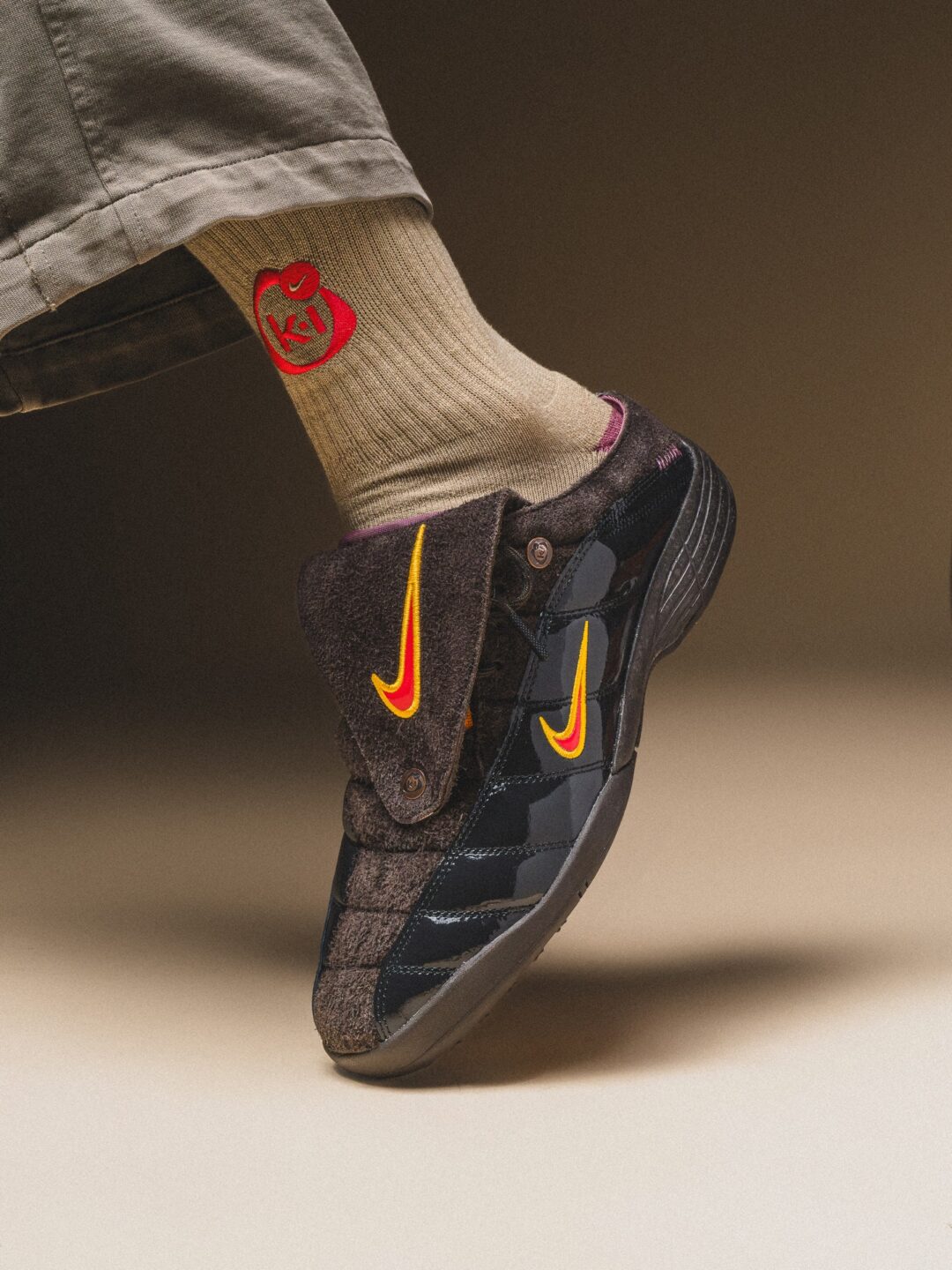 【2026年 5/28 発売】KIDS OF IMMIGRANTS x NIKE T90 Mule “Khaki/Velvet Brown” (ナイキ トータル 90 ミュール) [IH4422-200/IH4422-201]