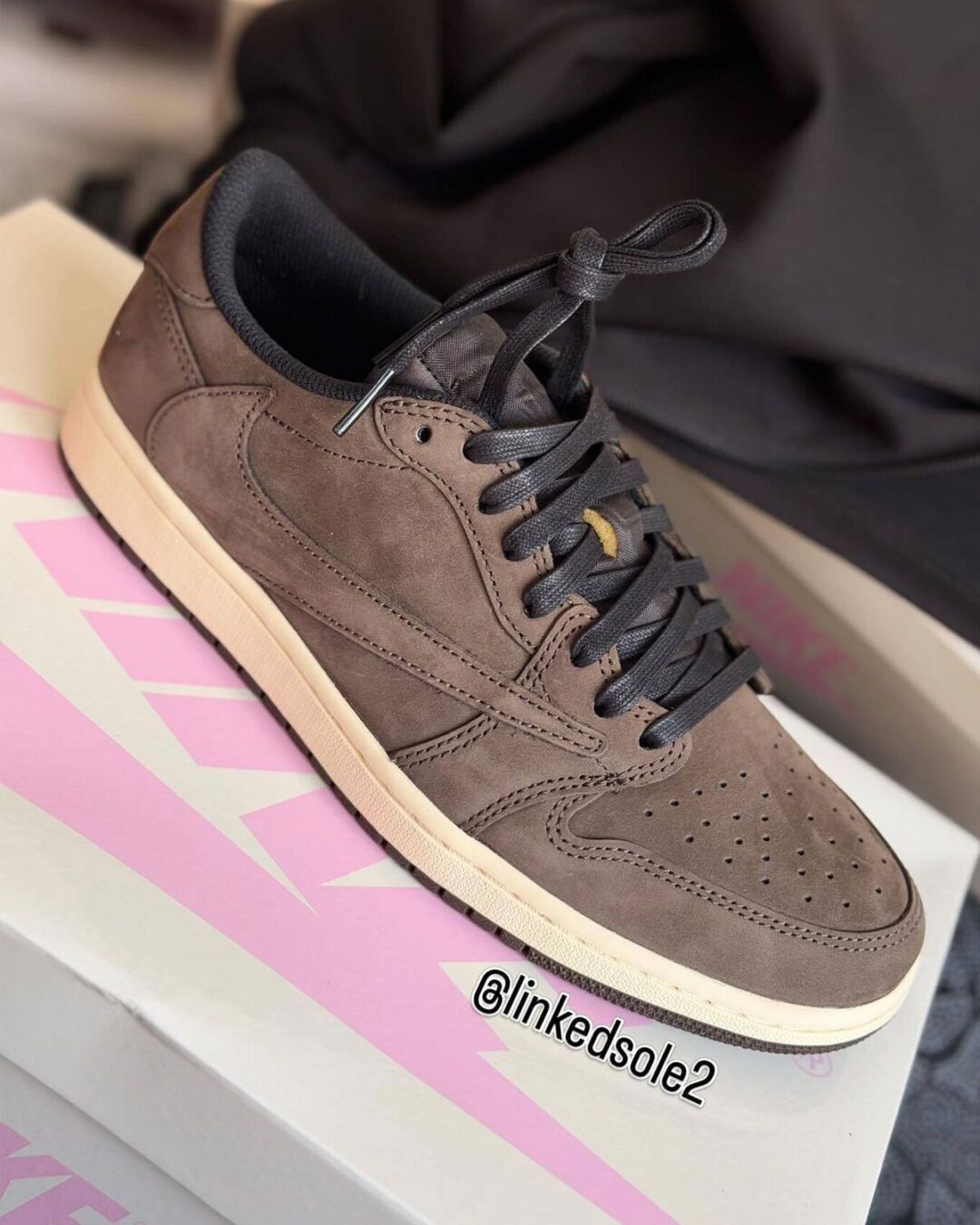 【サンプル】Travis Scott × NIKE AIR JORDAN 1 LOW OG SP “Mocha” (トラヴィス・スコット × ナイキ エア ジョーダン 1 ロー “モカ”)