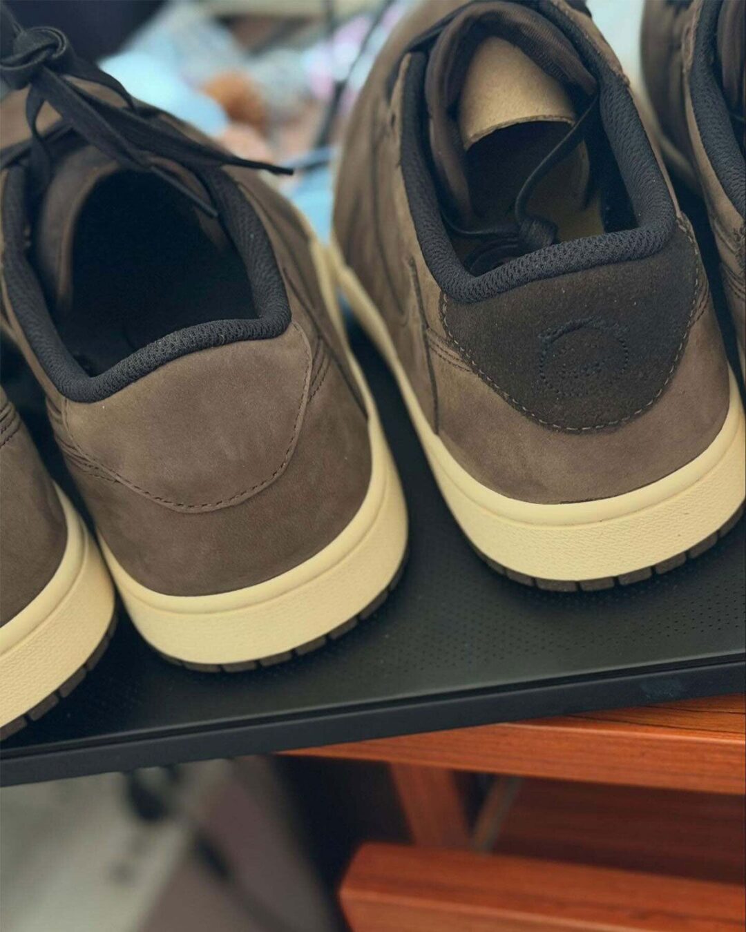 【サンプル】Travis Scott × NIKE AIR JORDAN 1 LOW OG SP “Mocha” (トラヴィス・スコット × ナイキ エア ジョーダン 1 ロー “モカ”)