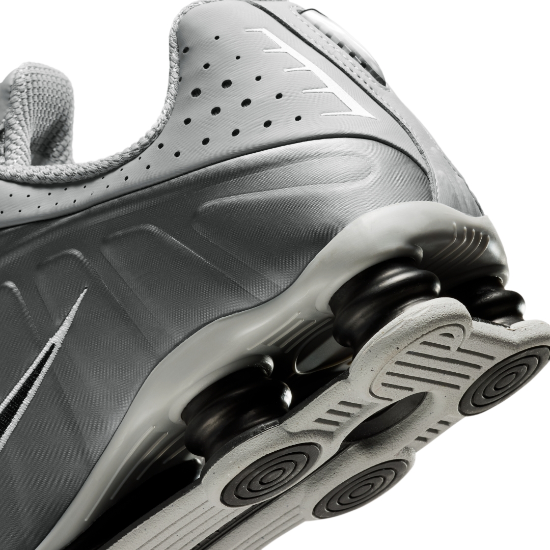 【2026年 発売】NIKE SHOX R4 “Light Smoke Grey/Smoke Grey” (ナイキ ショックス “ライトスモークグレー/スモークグレー”) [HQ1988-011]