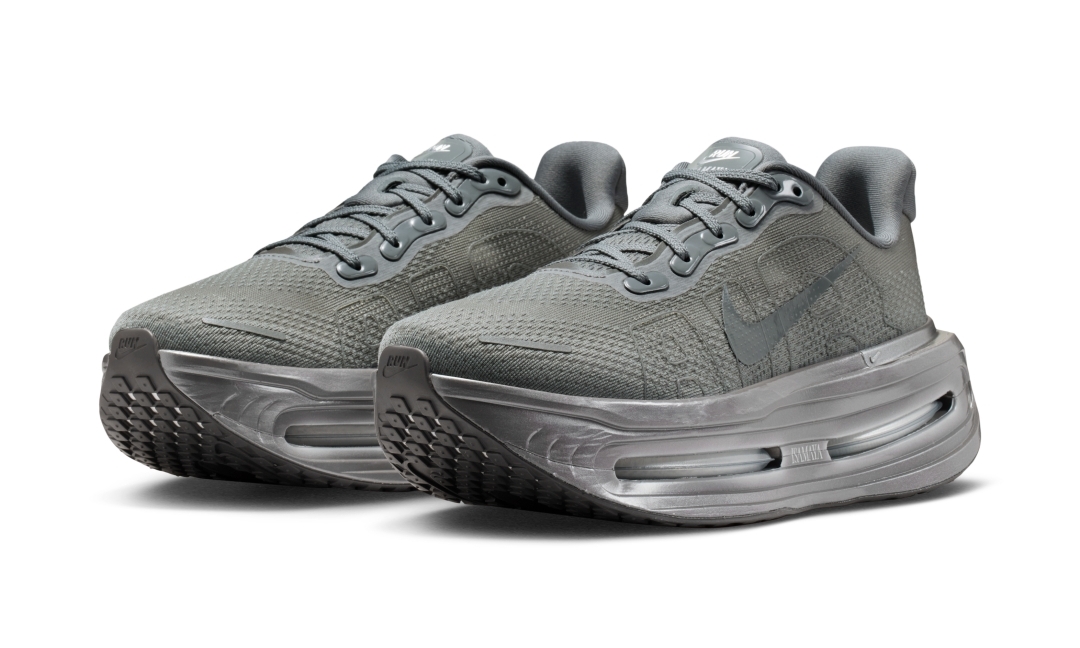 【2026年 4/30 発売】Isamaya Ffrench × NIKE W VOMERO PREMIUM "Smoke Grey" (メイクアップアーティスト イサマヤ・フレンチ ナイキ ボメロ プレミアム “カイザーグレー/メタリックシルバー”) [IQ0028-001]