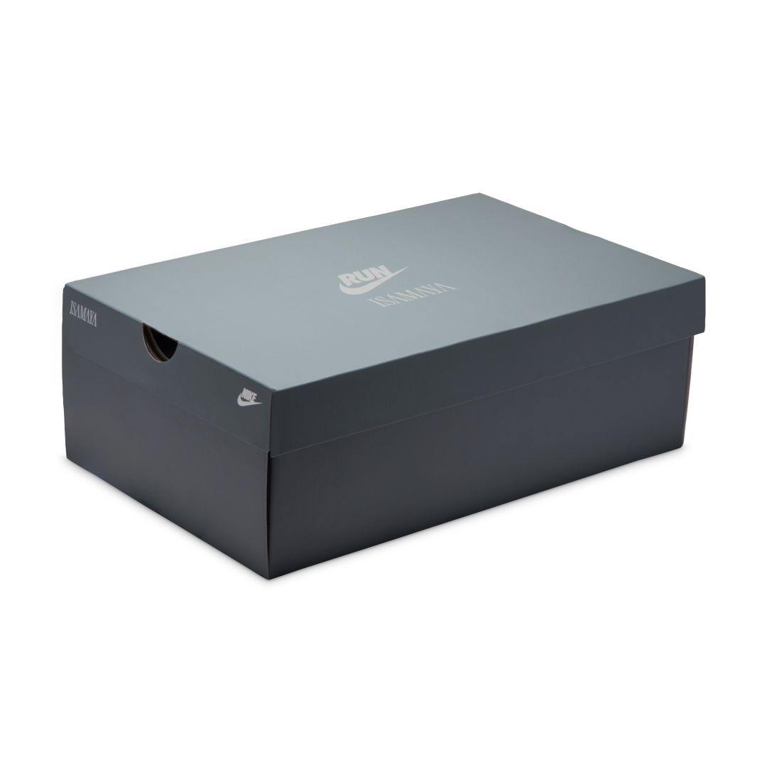 【2026年 4/30 発売】Isamaya Ffrench × NIKE W VOMERO PREMIUM “Smoke Grey” (メイクアップアーティスト イサマヤ・フレンチ ナイキ ボメロ プレミアム “カイザーグレー/メタリックシルバー”) [IR1988-084]