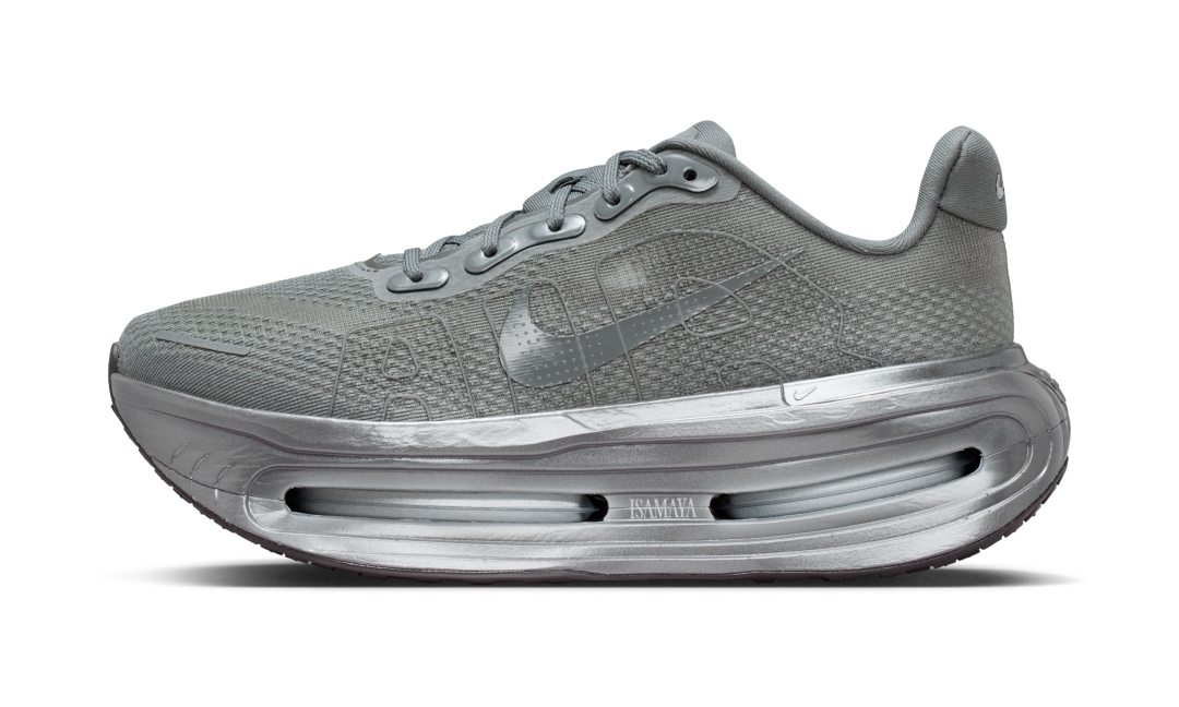 【2026年 4/30 発売】Isamaya Ffrench × NIKE W VOMERO PREMIUM “Smoke Grey” (メイクアップアーティスト イサマヤ・フレンチ ナイキ ボメロ プレミアム “カイザーグレー/メタリックシルバー”) [IR1988-084]