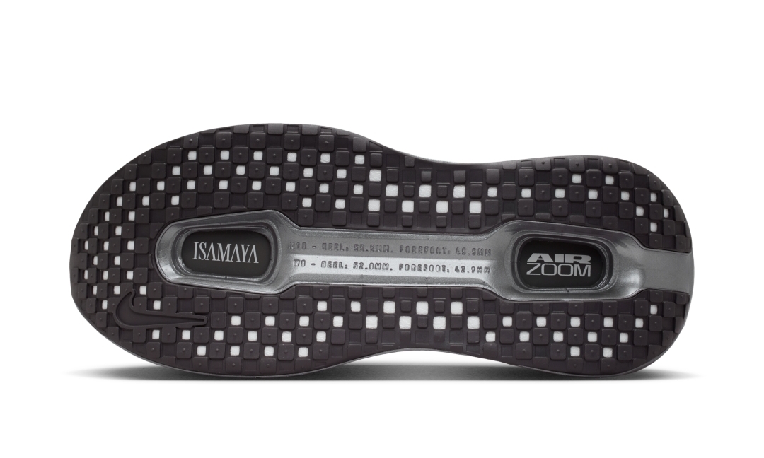 【2026年 4/30 発売】Isamaya Ffrench × NIKE W VOMERO PREMIUM “Smoke Grey” (メイクアップアーティスト イサマヤ・フレンチ ナイキ ボメロ プレミアム “カイザーグレー/メタリックシルバー”) [IR1988-084]