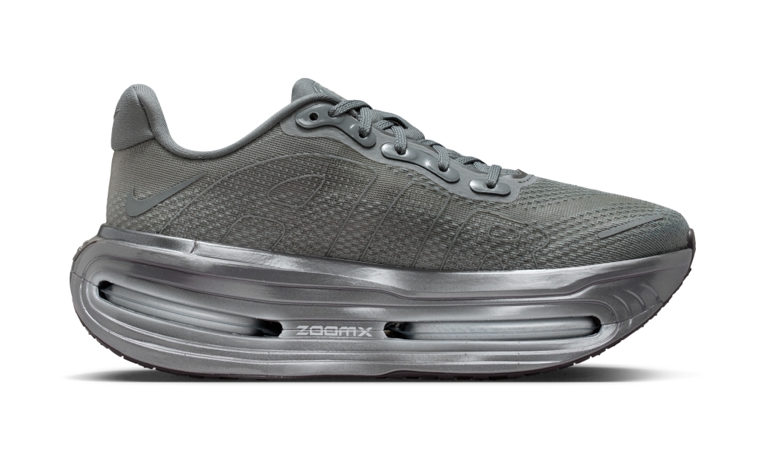 【2026年 4/30 発売】Isamaya Ffrench × NIKE W VOMERO PREMIUM “Smoke Grey” (メイクアップアーティスト イサマヤ・フレンチ ナイキ ボメロ プレミアム “カイザーグレー/メタリックシルバー”) [IR1988-084]