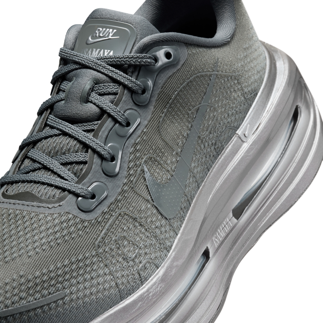 【2026年 4/30 発売】Isamaya Ffrench × NIKE W VOMERO PREMIUM “Smoke Grey” (メイクアップアーティスト イサマヤ・フレンチ ナイキ ボメロ プレミアム “カイザーグレー/メタリックシルバー”) [IR1988-084]