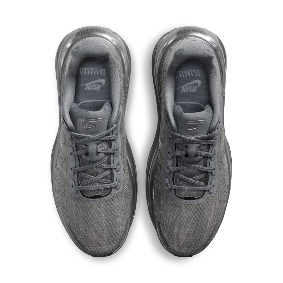 【2026年 4/30 発売】Isamaya Ffrench × NIKE W VOMERO PREMIUM “Smoke Grey” (メイクアップアーティスト イサマヤ・フレンチ ナイキ ボメロ プレミアム “カイザーグレー/メタリックシルバー”) [IR1988-084]