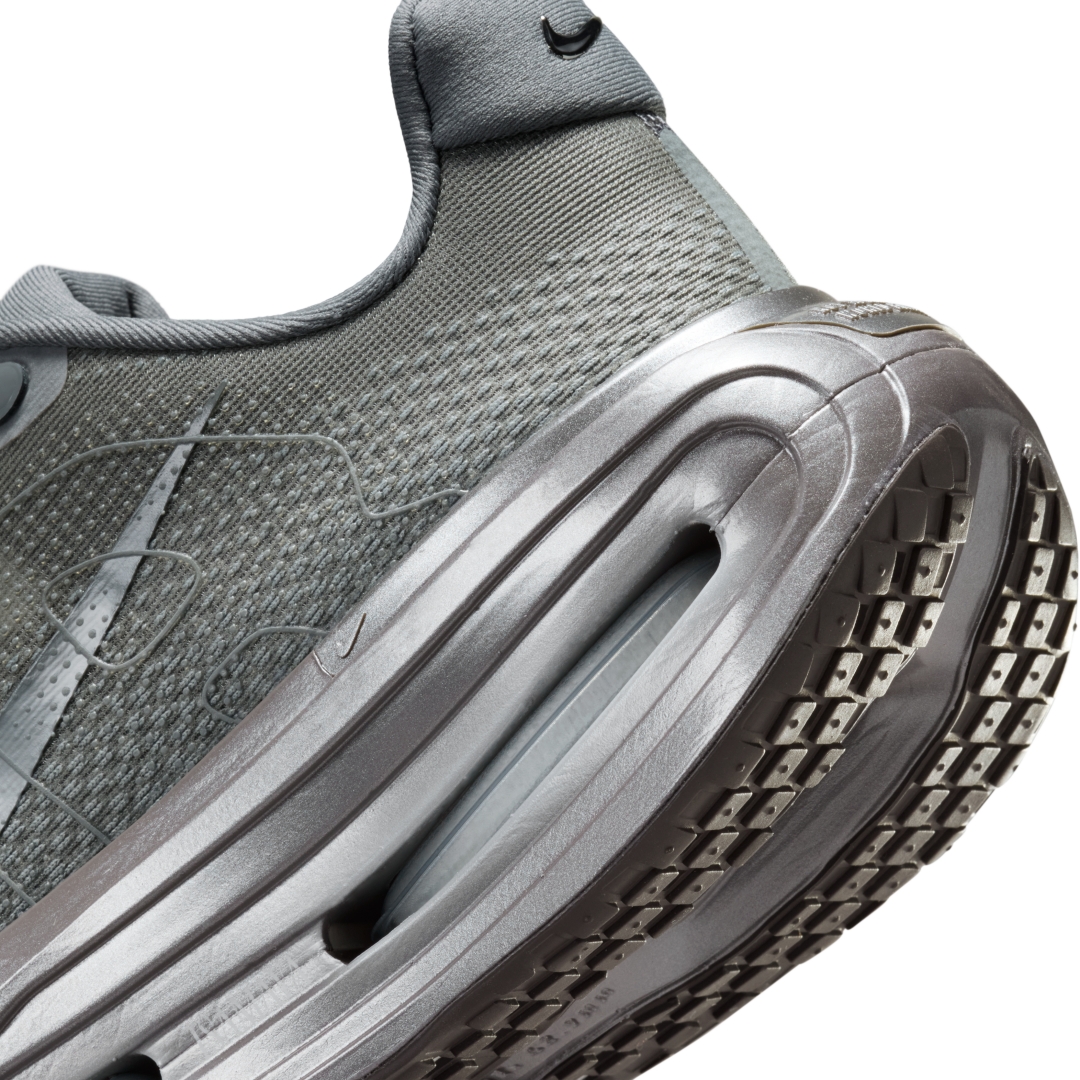 【2026年 4/30 発売】Isamaya Ffrench × NIKE W VOMERO PREMIUM “Smoke Grey” (メイクアップアーティスト イサマヤ・フレンチ ナイキ ボメロ プレミアム “カイザーグレー/メタリックシルバー”) [IR1988-084]