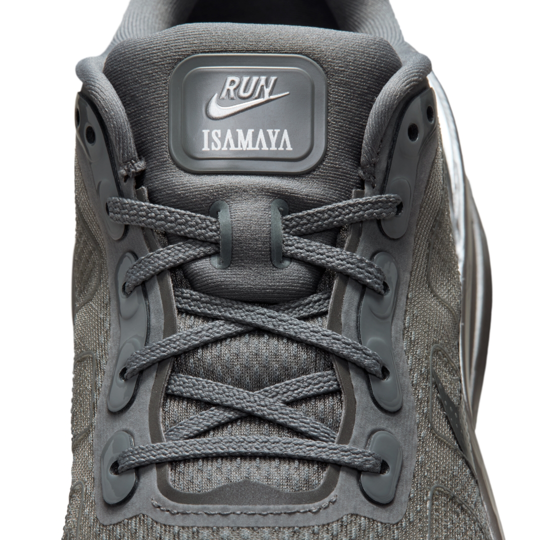 【2026年 4/30 発売】Isamaya Ffrench × NIKE W VOMERO PREMIUM “Smoke Grey” (メイクアップアーティスト イサマヤ・フレンチ ナイキ ボメロ プレミアム “カイザーグレー/メタリックシルバー”) [IR1988-084]