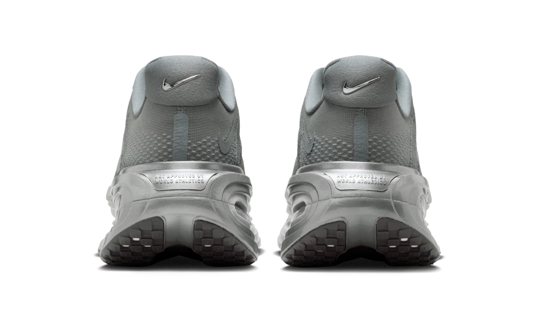 【2026年 4/30 発売】Isamaya Ffrench × NIKE W VOMERO PREMIUM “Smoke Grey” (メイクアップアーティスト イサマヤ・フレンチ ナイキ ボメロ プレミアム “カイザーグレー/メタリックシルバー”) [IR1988-084]