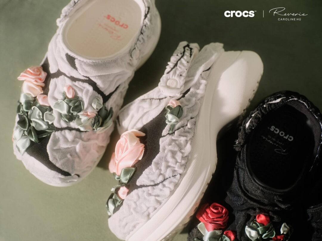【2026年 6/4 発売】Caroline Hu x Crocs Bae Clog (クロックス キャロライン フウ ベイクロッグ) [212977-001/212977-0WV]