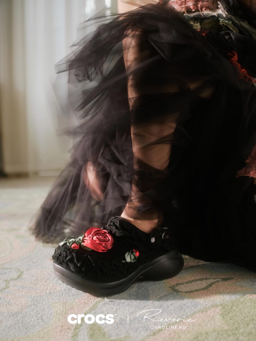 【2026年 6/4 発売】Caroline Hu x Crocs Bae Clog (クロックス キャロライン フウ ベイクロッグ) [212977-001/212977-0WV]