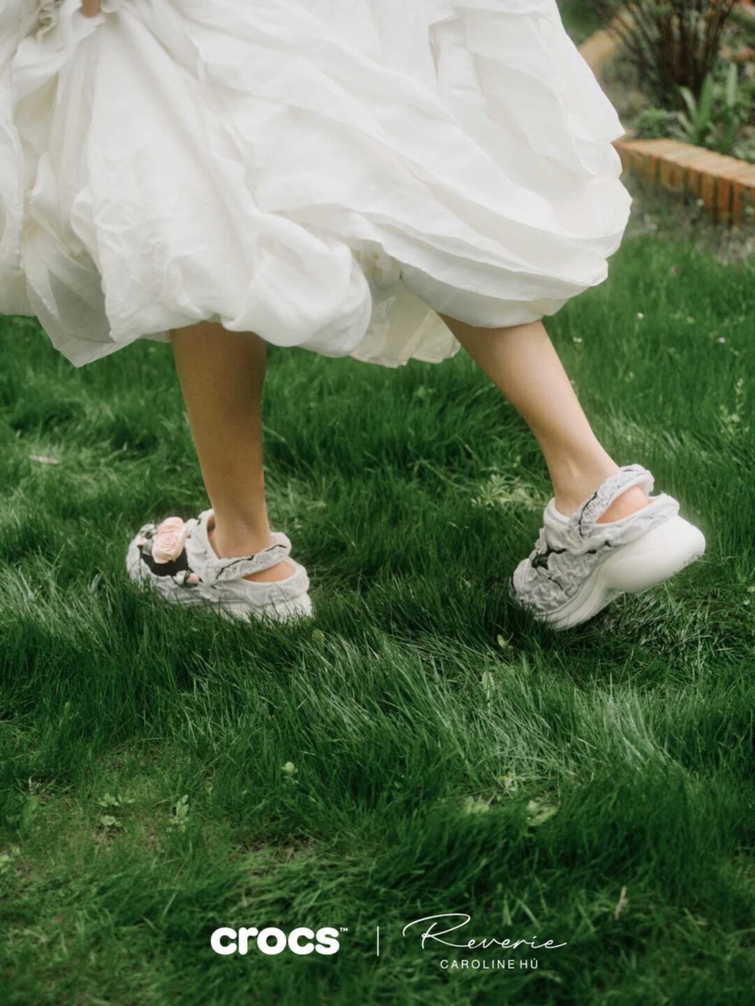 【2026年 6/4 発売】Caroline Hu x Crocs Bae Clog (クロックス キャロライン フウ ベイクロッグ) [212977-001/212977-0WV]