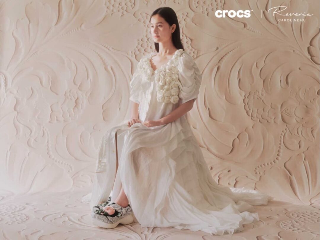 【2026年 6/4 発売】Caroline Hu x Crocs Bae Clog (クロックス キャロライン フウ ベイクロッグ) [212977-001/212977-0WV]