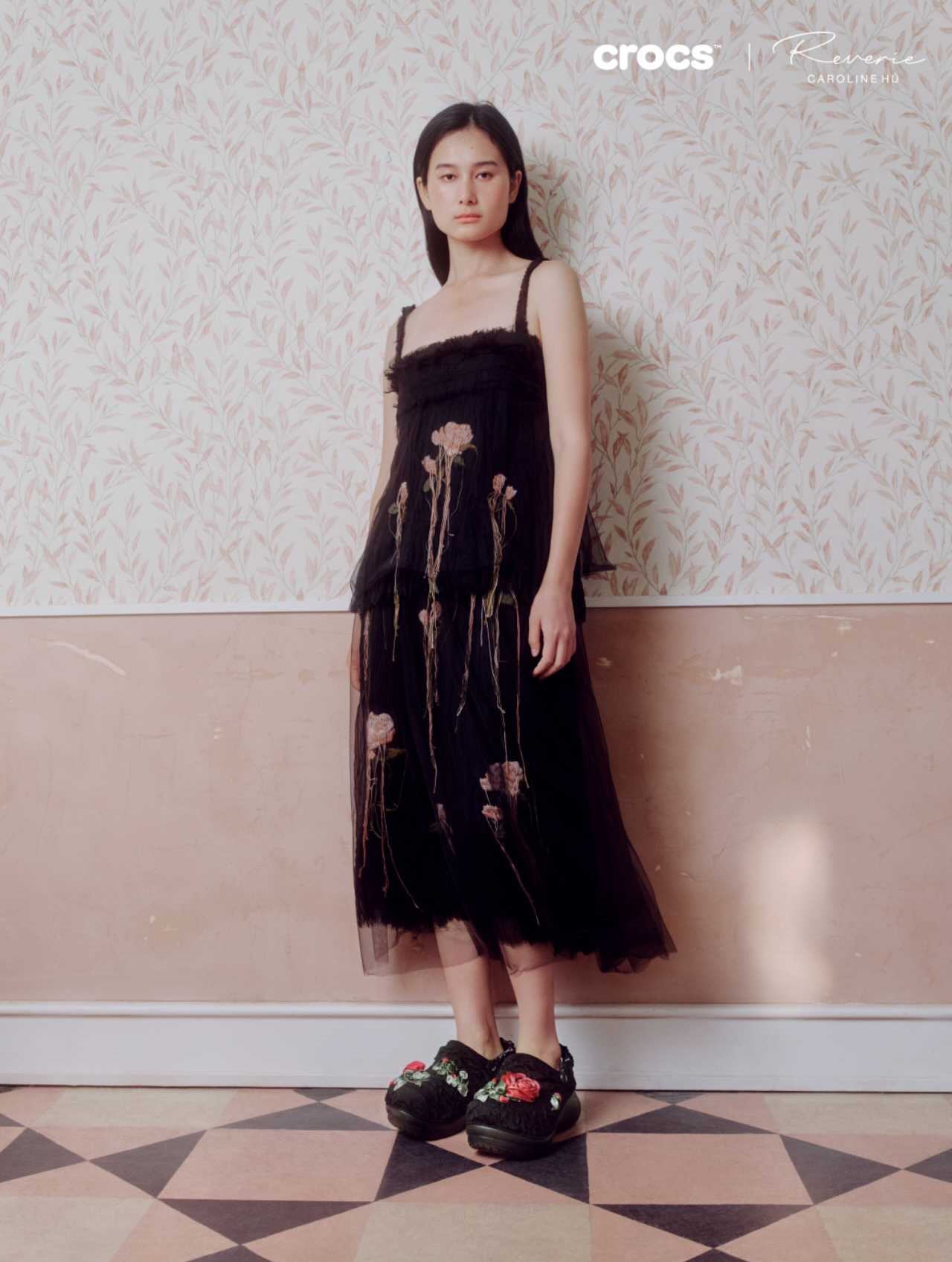【2026年 6/4 発売】Caroline Hu x Crocs Bae Clog (クロックス キャロライン フウ ベイクロッグ) [212977-001/212977-0WV]