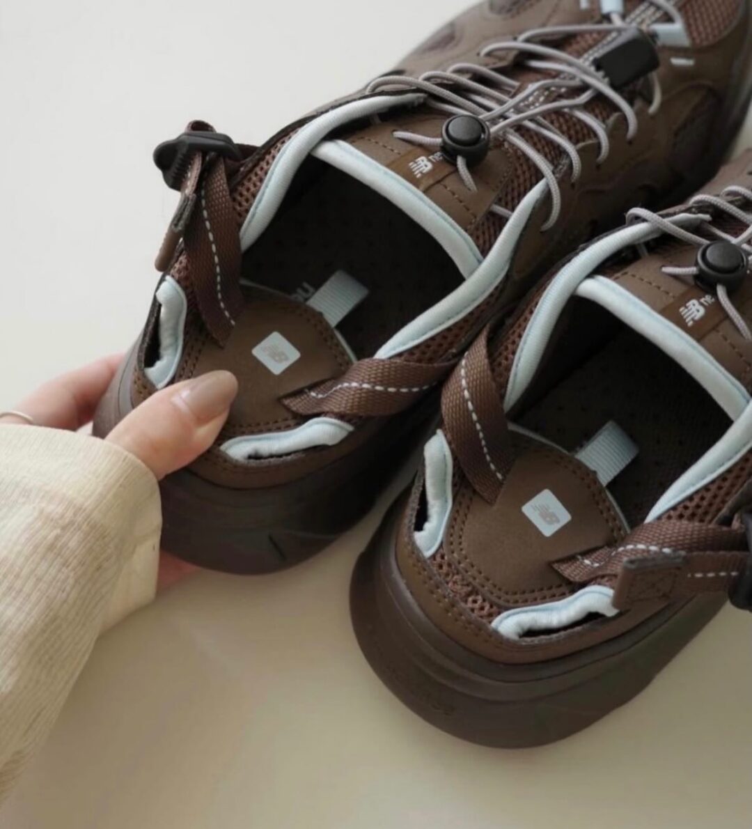 【2026年 発売】New Balance KAVE SD2401 BR “Brown/Sky Blue” (ニューバランス) [SD2401BR]