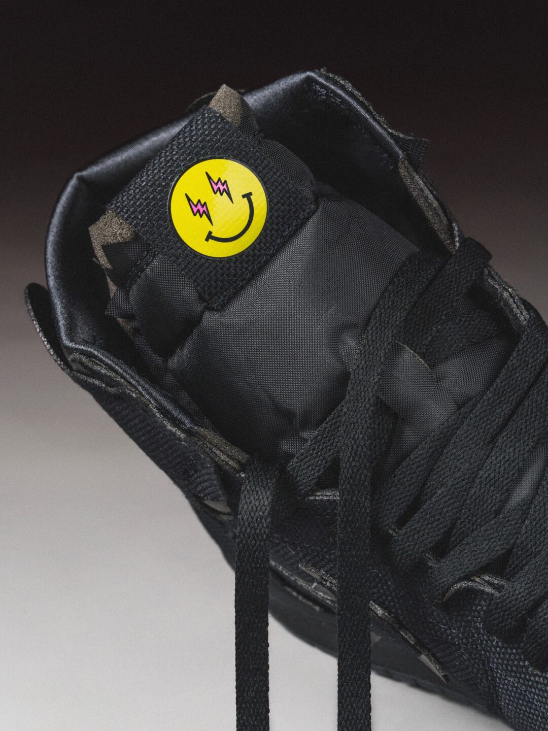 J Balvin x NIKE AIR JORDAN 1 HIGH “Black” (J.バルヴィン ナイキ エア ジョーダン 1 ハイ “ブラック”)