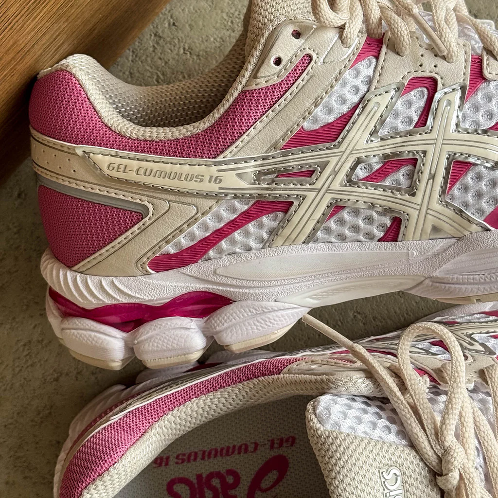 【2026年 発売】ASICS GEL-CUMULUS 16 “White/Cream” (アシックス ゲルキュムラス) [1203A733.108]