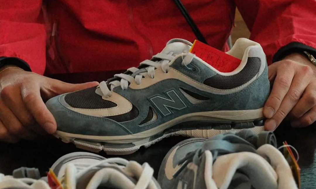 Ronnie FiegがKITH × New Balance 最新コラボモデルが公開!「2000」と「2002」のハイブリッドモデルか (キス ニューバランス)