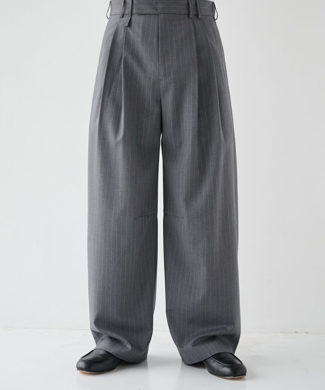 STUDIOUS ORIGINAL 2026 SS “2Tuck Curve Slacks”が発売 (ステュディオス オリジナル)