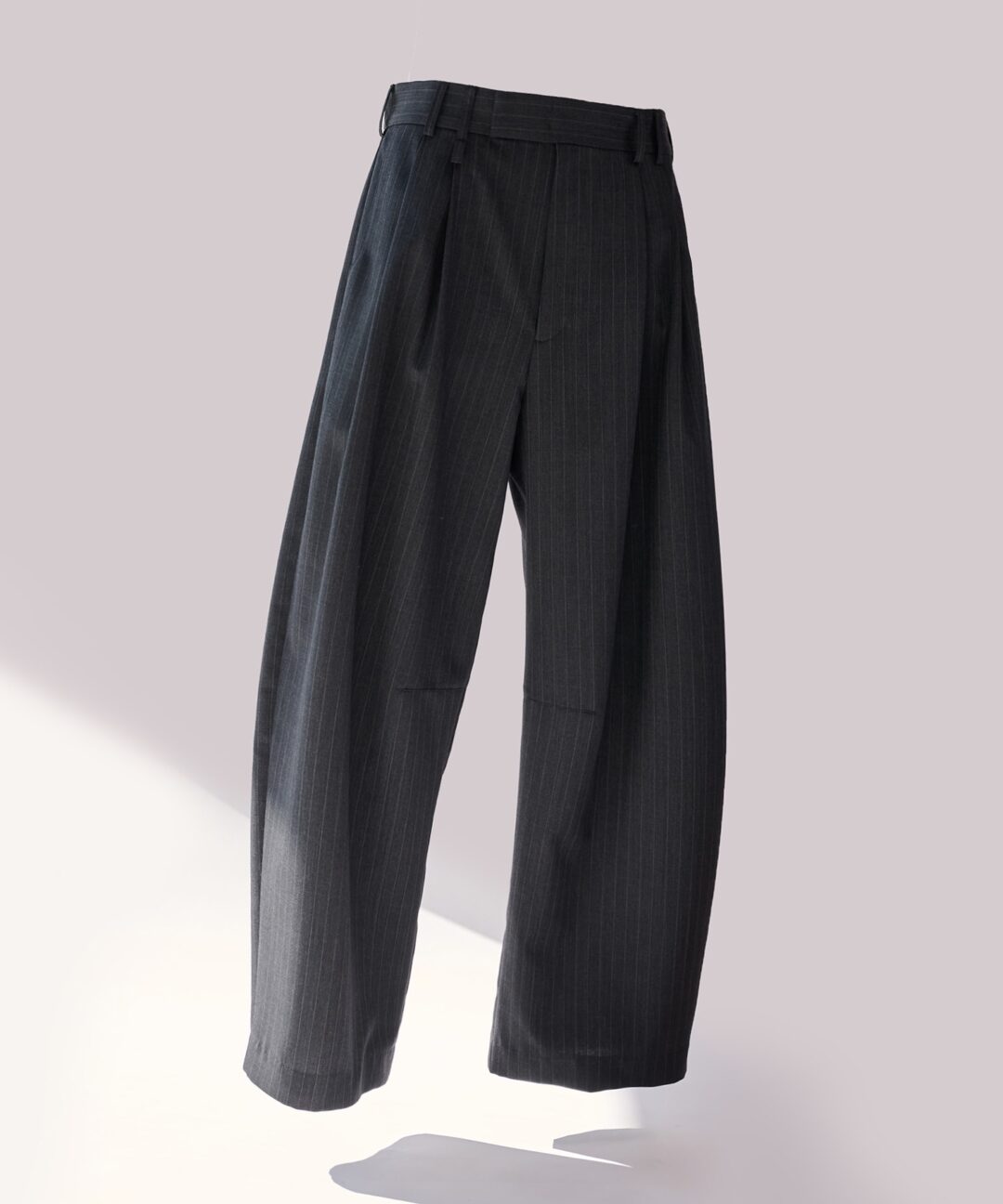 STUDIOUS ORIGINAL 2026 SS “2Tuck Curve Slacks”が発売 (ステュディオス オリジナル)