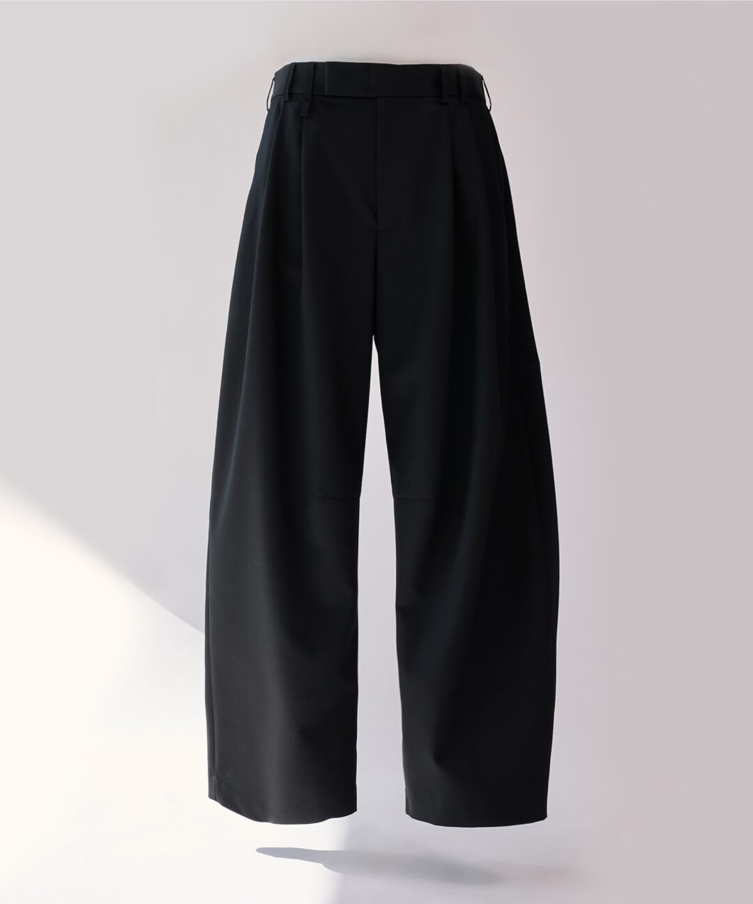 STUDIOUS ORIGINAL 2026 SS “2Tuck Curve Slacks”が発売 (ステュディオス オリジナル)