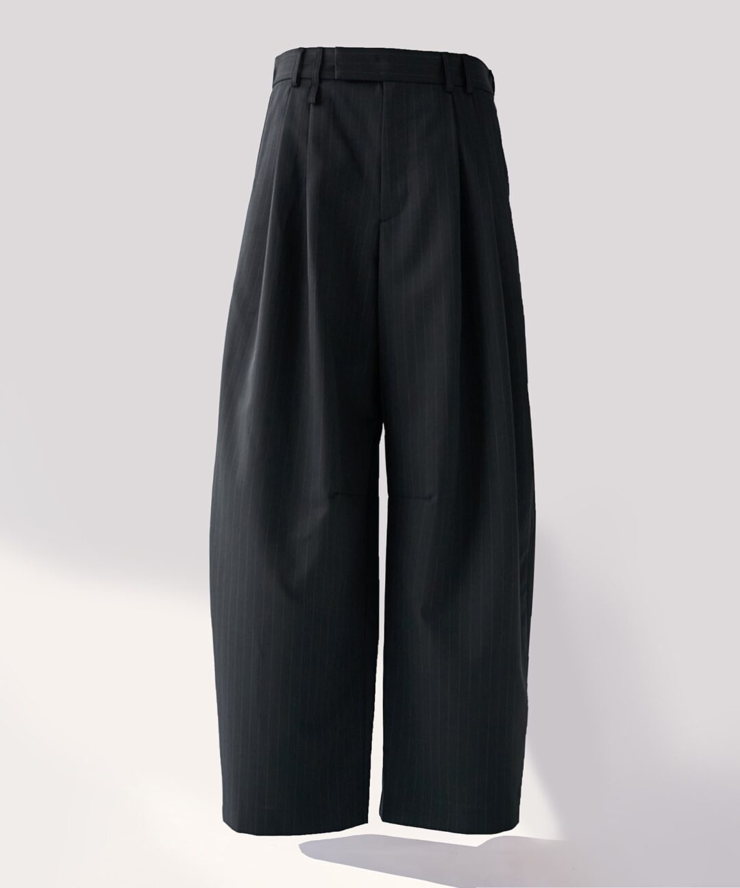 STUDIOUS ORIGINAL 2026 SS “2Tuck Curve Slacks”が発売 (ステュディオス オリジナル)