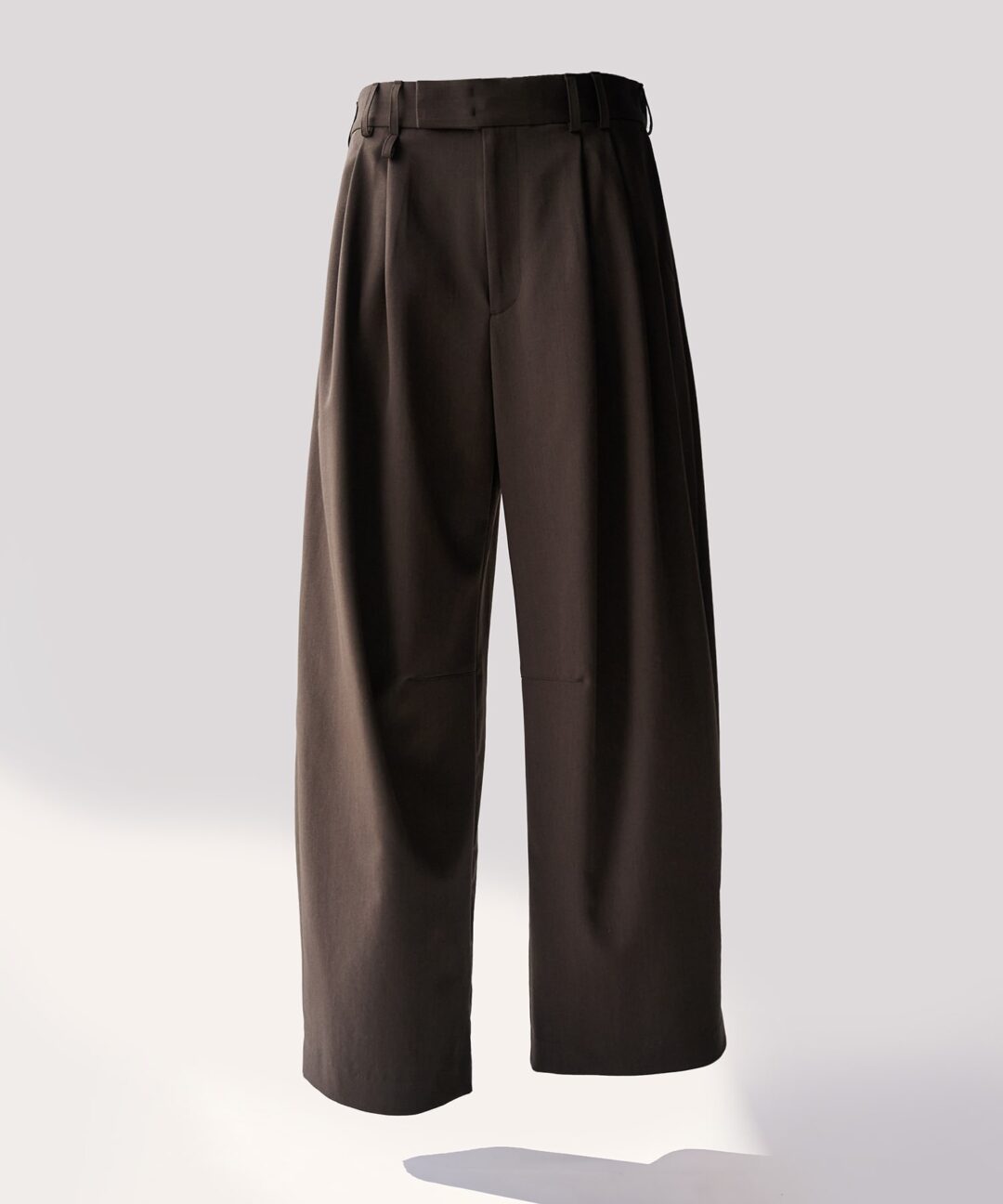 STUDIOUS ORIGINAL 2026 SS “2Tuck Curve Slacks”が発売 (ステュディオス オリジナル)