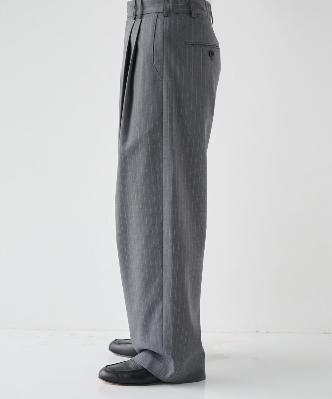 STUDIOUS ORIGINAL 2026 SS “2Tuck Curve Slacks”が発売 (ステュディオス オリジナル)