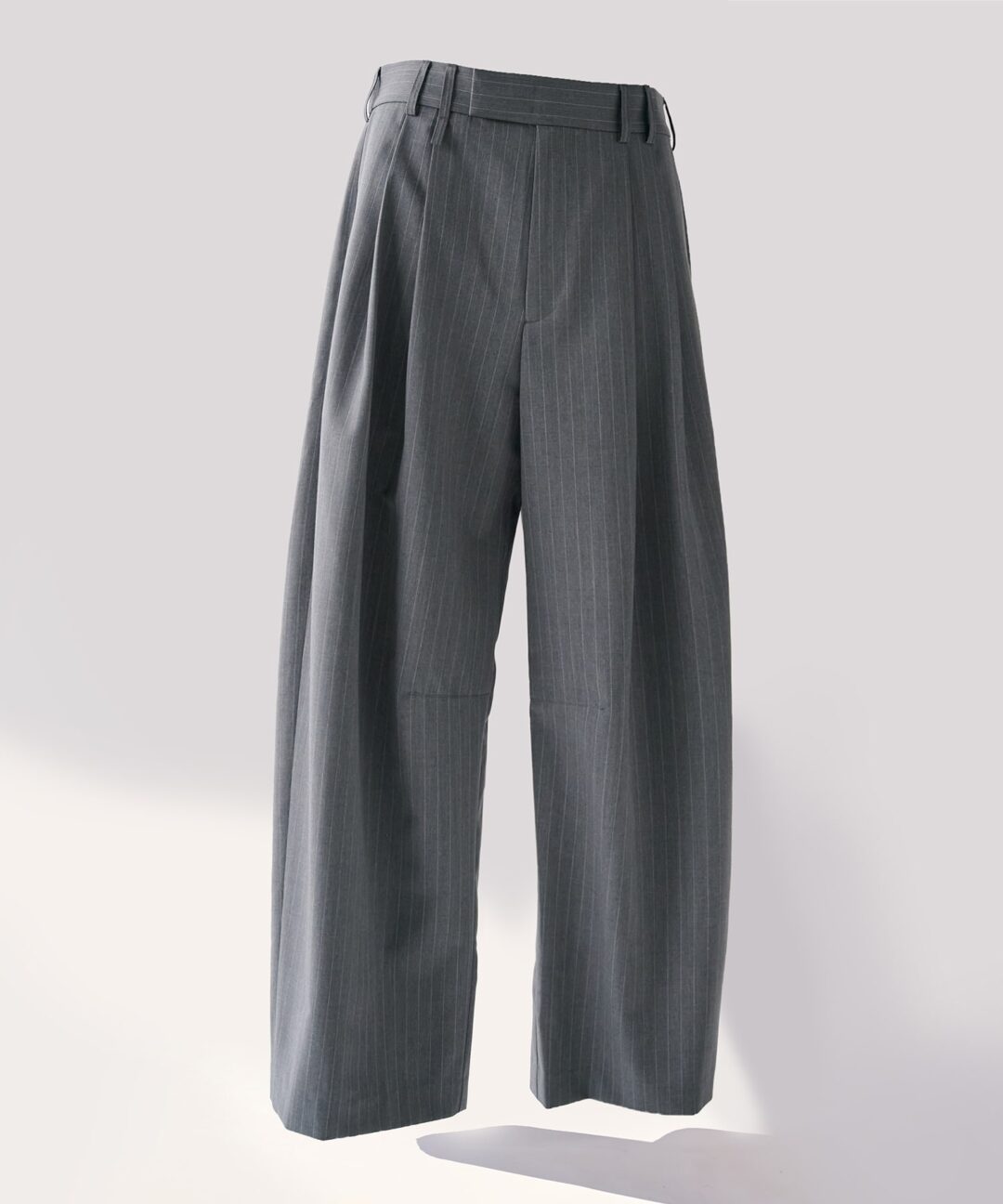 STUDIOUS ORIGINAL 2026 SS “2Tuck Curve Slacks”が発売 (ステュディオス オリジナル)