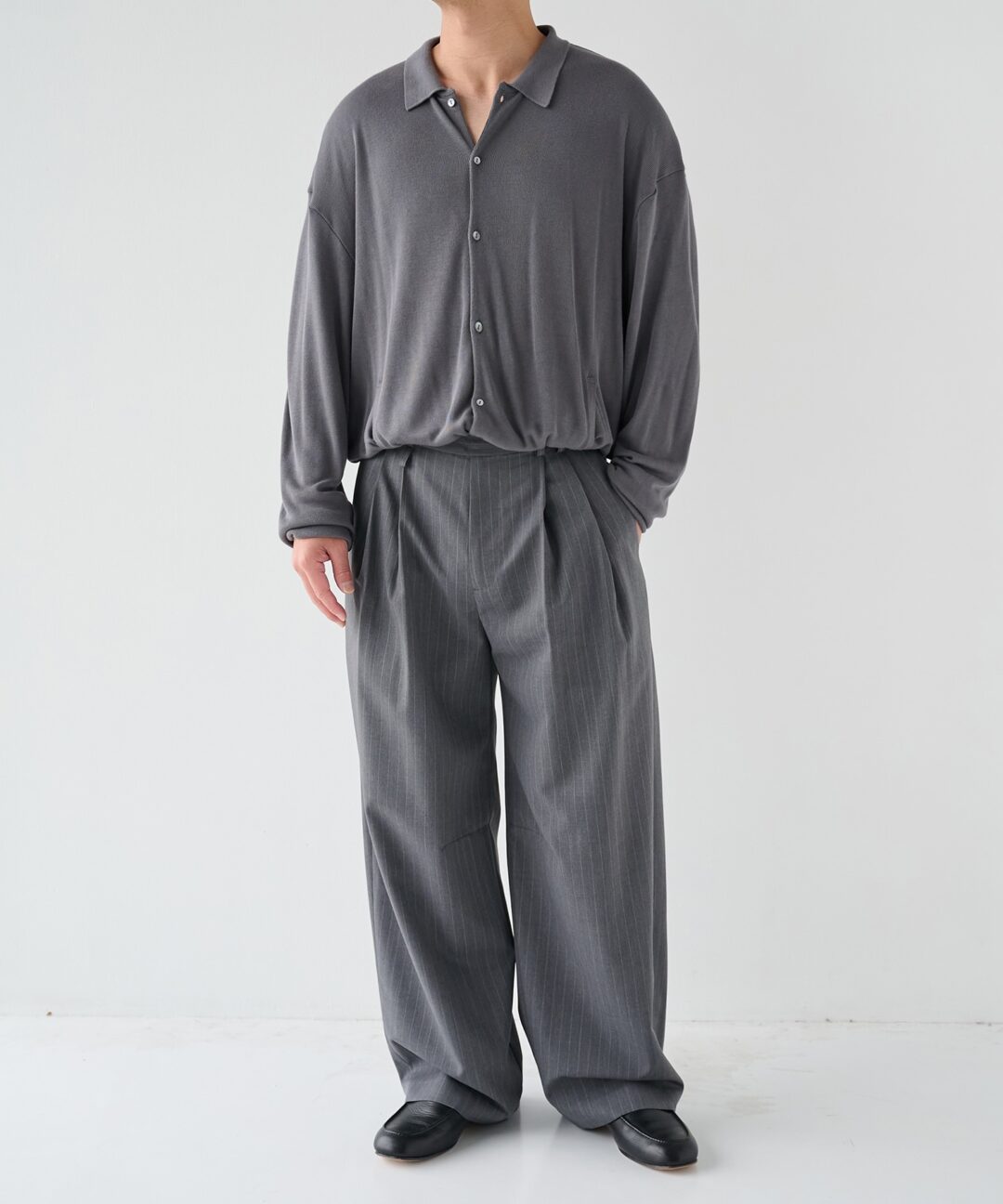 STUDIOUS ORIGINAL 2026 SS “2Tuck Curve Slacks”が発売 (ステュディオス オリジナル)